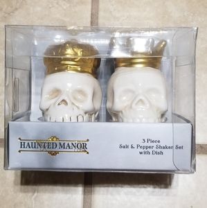 Haunted Manor Royal Skulls Salt & Pepper Shaker With Dish 3pc Set
